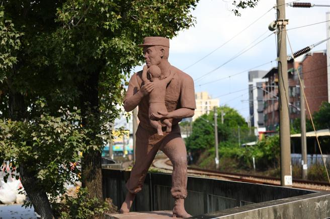 位于新竹市香山区中华路三段与经国路交叉路口的唐高义士铜像。
（记者简廷哲摄）