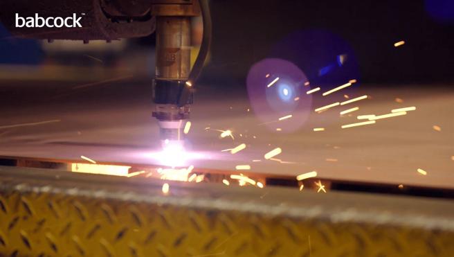 罗赛斯造船厂对「可畏号」首片钢板进行切割作业。（取自贝布考克集团网站）