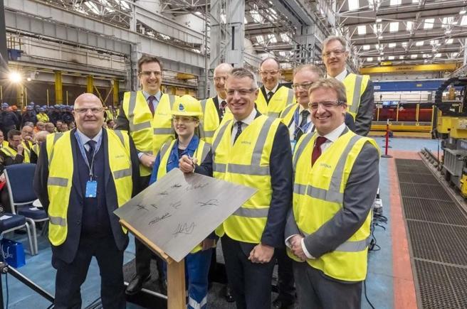 参与钢板切割仪式贵宾，在「可畏号」钢板上签名留念。
（取自英国皇家海军网站）