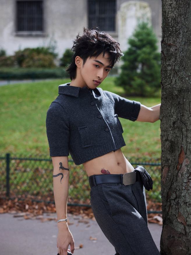 小哈利去巴黎時裝週時被說穿著很大膽。（圖／翻攝自微博 En-Li恩利工作室）