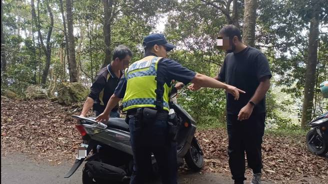 機車爆胎受困深山，25歲約旦男超心慌，幸好有暖警幫忙。（翻攝畫面）