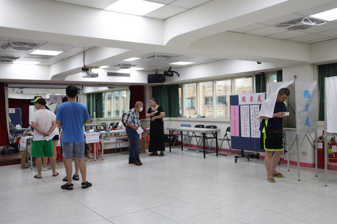 基隆市长谢国梁罢免案13日举行投票，一早许多基隆市民前往投票所投票。（邓博仁摄）