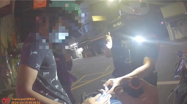 高雄冈山警方于10月10日凌晨1时查获一名车手。（警方提供／林瑞益高雄传真）