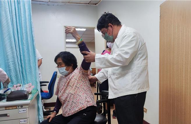 卫福部朴子医院中医科医师李昌諴建议，在转换季节时，可透过滋阴润燥和养肺健脾，调理身体及调养气血。(朴子医院提供／吕妍庭嘉义传真)