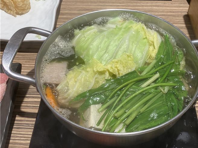 中醫師建議民眾在秋天吃鍋進補時可多加青菜，以減少補藥的熱性。（孫英哲攝）