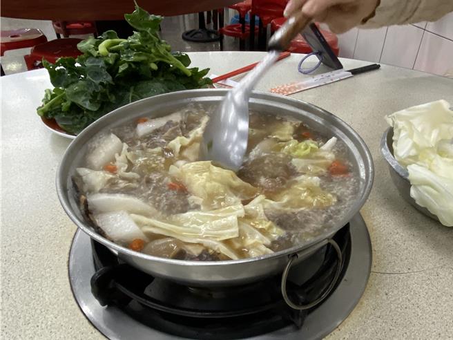 中醫師建議民眾在秋天吃鍋進補時可多加青菜，以減少補藥的熱性。（孫英哲攝）