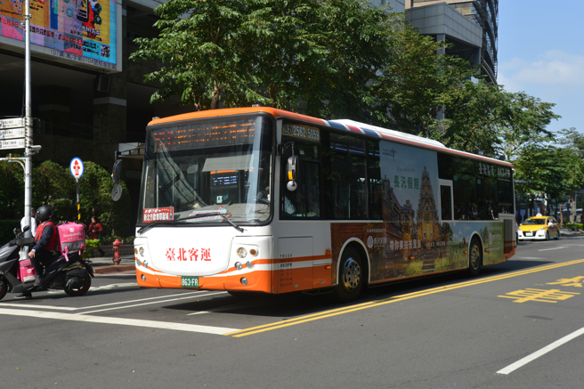台北市公車脫班情形頻頻發生，民眾黨台北市議員陳宥丞表示，缺工問題造成現有司機工作超時，以致產生脫班的問題，要求市府提出治標的留才對策。 （示意圖，shutterstock／達志）