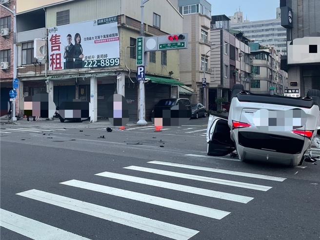 楊姓男子駕駛的白色轎車逆向連撞4車後，翻覆在路中央。（民眾提供／郭良傑高雄傳真）