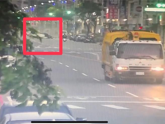 楊姓男子駕駛的白色轎車逆向肇事後翻車在路中央。（民眾提供／郭良傑高雄傳真）