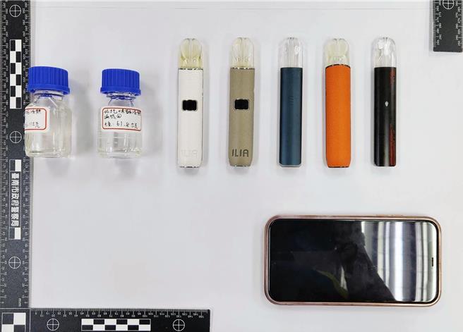 台南市警四分局查获32岁许姓男子涉嫌持有新兴毒品依托咪酯、菸弹、电子菸棒等物品。（警方提供／洪荣志台南传真）