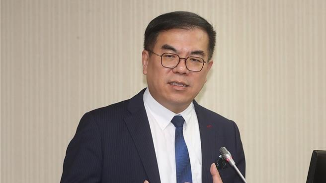 環境部長彭啟明上任至今近半年，他13日笑說，外界光看顏色「就先把我分一半」，但上任至今適應得還可以，也認為對的事就要去做，敢於處理碳費、垃圾山等難題，不害怕踩地雷。（本報資料照片）