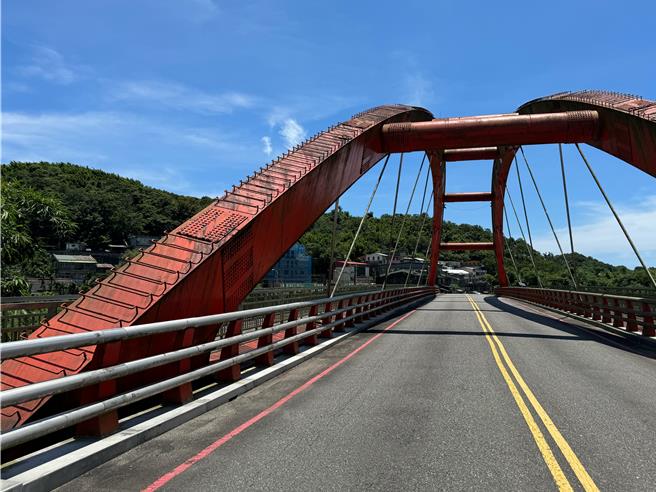 养工处为维护贡寮桥结构安全，于10月15日至25日每天上午9时至下午4时（例假日除外），办理检测作业，施工期间将全面封闭贡寮桥仅开放客运通行。（工务局提供）