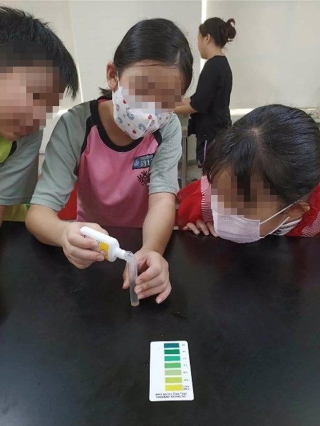 台北市教育局與國立海洋科技博物館合辦海洋公民科學教育計畫，10月初傳出好消息，由北市 40 所國中小學生執行的「鱟知鱟學計畫」魚卵正陸續孵化中。圖為學生為鱟魚卵檢測水缸氮氣含量。（台北市教育局提供）