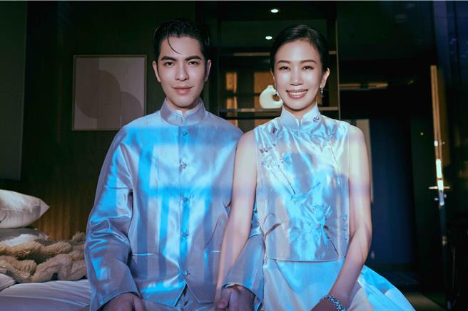 萧敬腾与Summer抢先曝光的中式礼服来自SHIATZY CHEN 夏姿‧陈。（喜鹊娱乐提供）