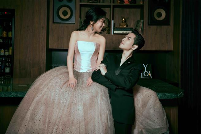 Summer身穿星钻璀灿马甲晚礼服，堪称最美新娘。（喜鹊娱乐提供）