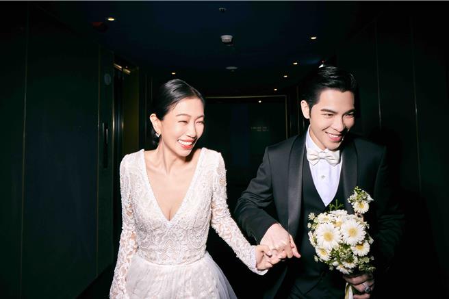 萧敬腾与Summer身穿法式浪漫復古造型礼服。（喜鹊娱乐提供）