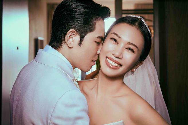 Summer身穿復古典雅马甲白纱，老萧深情依偎在她身旁。（喜鹊娱乐提供）