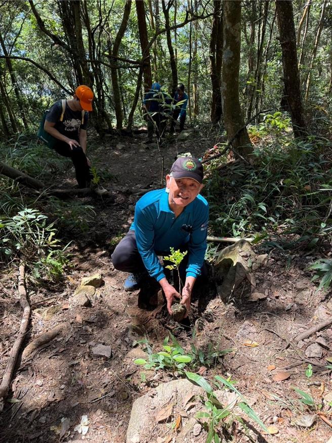 百位山友，1人1株樹苗，種植原生樹種月橘。（林業署提供／李京昇台中傳真）