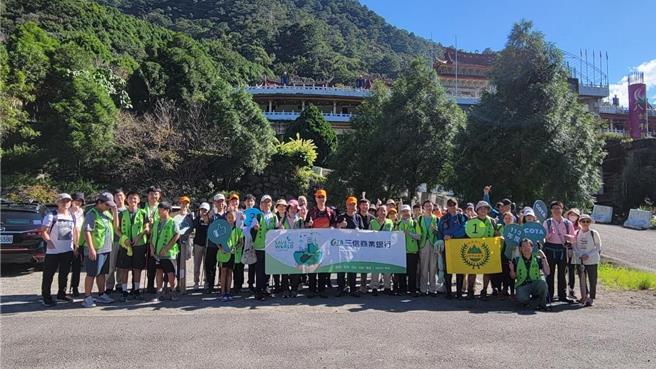 林業及自然保育署台中分署攜手台中市山岳會及三信商業銀行，利用周末在谷關七雄東卯山步道辦理步道維護工作。（林業署提供／李京昇台中傳真）