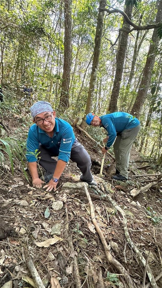 山友們種植原生樹種月橘。（林業署提供／李京昇台中傳真）
