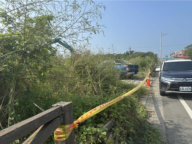 高雄岡山警分局於10月13日8時許獲報，在梓官區嘉展路一帶，有民眾發現疑似人骨遺骸，警方到場確認為人骨遺骸。圖為事發現場。（翻攝照片／林瑞益高雄傳真）