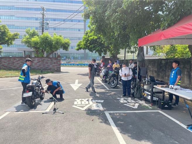 桃园市环保局表示，若自明年1月1日后未完成线上登录或检测未通过者，车主就必须自费委托环境部许可的噪音实验室进行噪音检测，且通过后还须至公路监理机关办理车辆检验变更登记。（桃园市环保局提供）