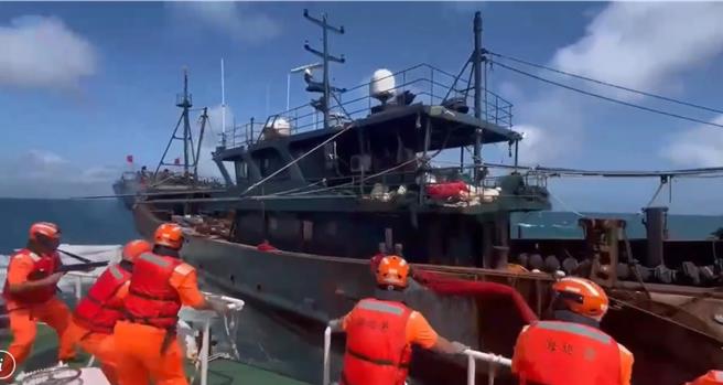 海巡署执行海上执法任务。（海巡署提供）