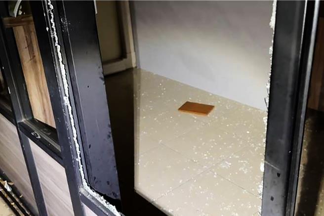 涉及虐童案的叶姓健身教练被网路肉搜起底，叶男开设的饮料店被愤怒乡民砸毁门窗玻璃。（罗浚滨摄）