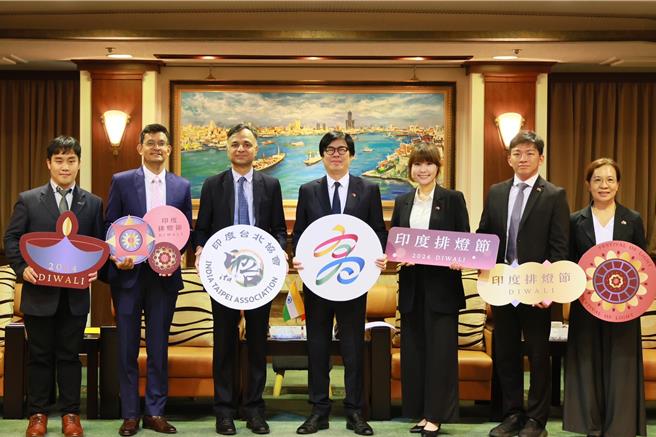 今年印度台北协会首度与高雄市政府携手合作，也是第一次将「排灯节」移师高雄卫武营都会公园举行，印度台北协会会长叶达夫、副会长杨丹杰特别于8日拜会高雄市长陈其迈，他们感谢高市府大支持排灯节。（高市府行国处提供／洪浩轩高雄传真）
