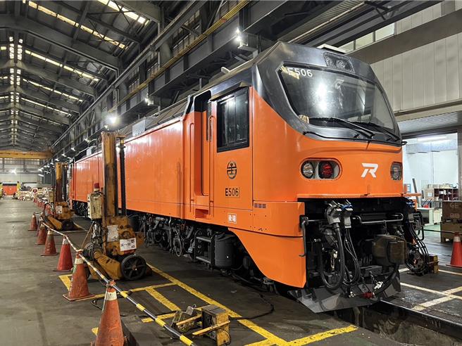台铁全新的E500型电力机车投入营运，将陆续取代老旧车头，担负疏运重任。（台铁提供／陈佑诚台北传真）