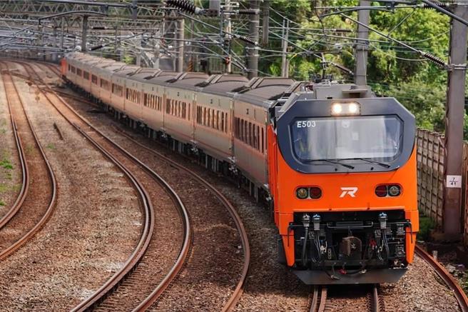 台铁全新的E500型电力机车投入营运，将陆续取代老旧车头，担负疏运重任。（台铁提供／陈佑诚台北传真）