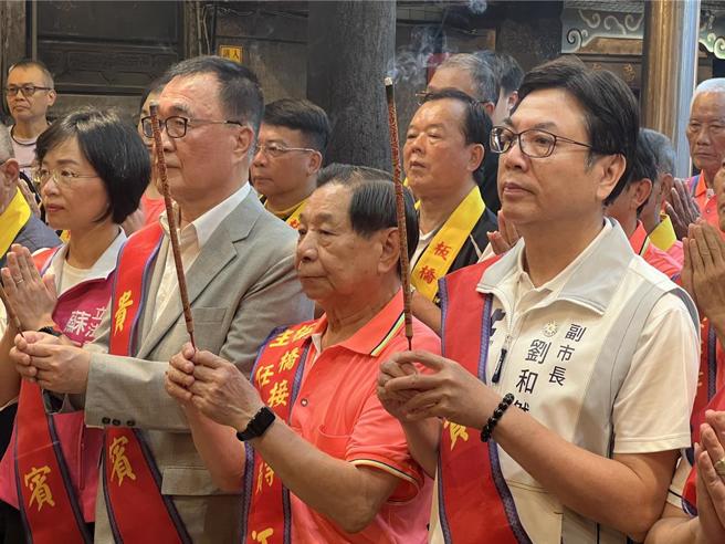劉和然、李四川、蘇巧慧今天都來參加板橋接雲寺遶境活動。（王揚傑攝）