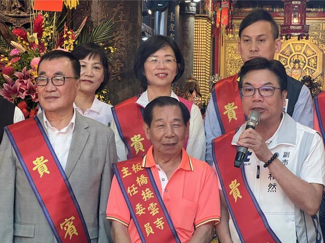 劉和然、李四川、蘇巧慧同出席板橋接雲寺遶境活動。（王揚傑攝）