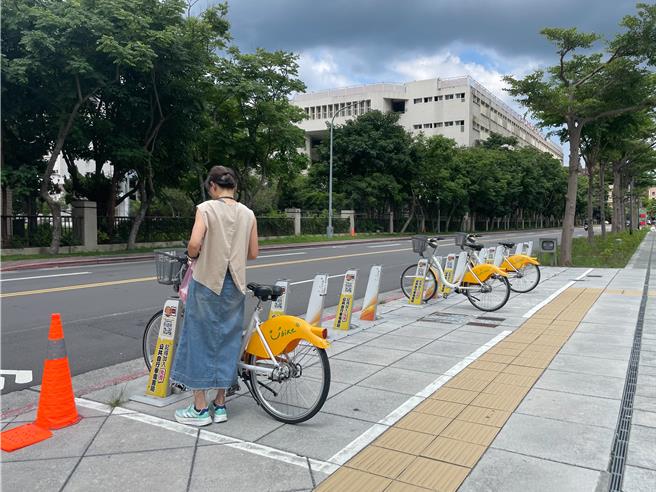 台北市YouBike自今年2月起恢復前30分钟免费，但无车可借、无柱可还情形屡遭诟病，虽已持续投车，但民眾陈情案件数仍高。（刘彦宜摄）