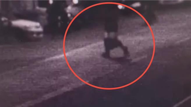 高雄1名男子疑似酒後失控，在馬路上「脫褲子」裸露出重要部位，並與同行友人在路上嬉鬧，。（翻攝畫面／紀爰高雄傳真）