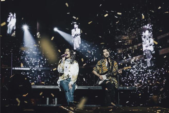 麋先生深情演唱〈我们〉惹哭万人，Live MV将于成团日10月17日感动上线。（左：圣皓、右：小B）（相信音乐提供）
