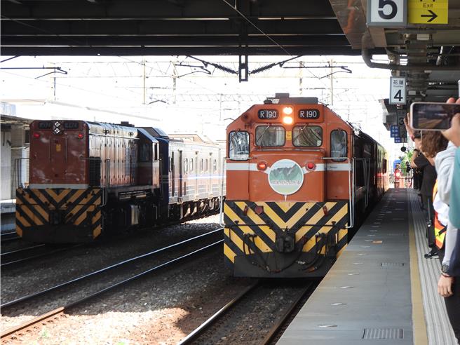 台鐵總統花車今天從花蓮站首發，列車進站時，月台上有大批鐵道迷搶拍，為這列「移動博物館」留影。（羅亦晽攝）