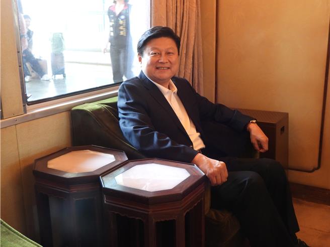 台鐵總統花車今天從花蓮站首發，立委傅崐萁在台鐵公司總經理馮輝昇陪同下，上車參觀總統花車的內裝，踏進車廂內彷彿穿越時空回到過去。（羅亦晽攝）