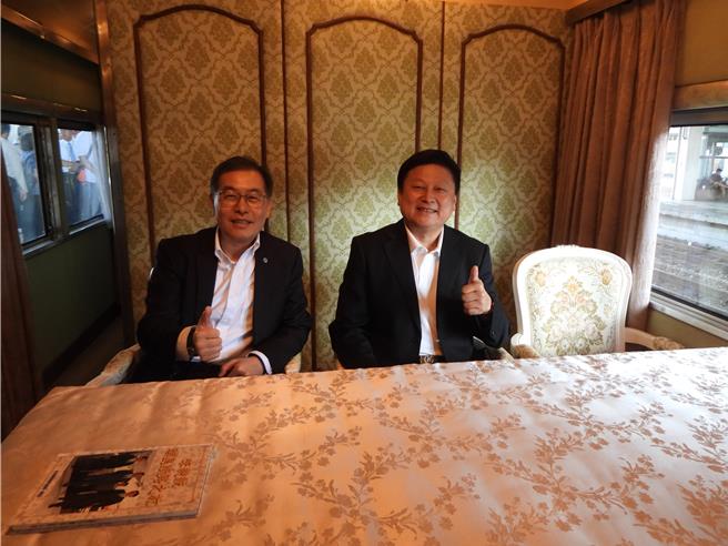 台鐵總統花車今天從花蓮站首發，立委傅崐萁（右）在台鐵公司總經理馮輝昇（左）陪同下，參觀總統花車的內裝。（羅亦晽攝）