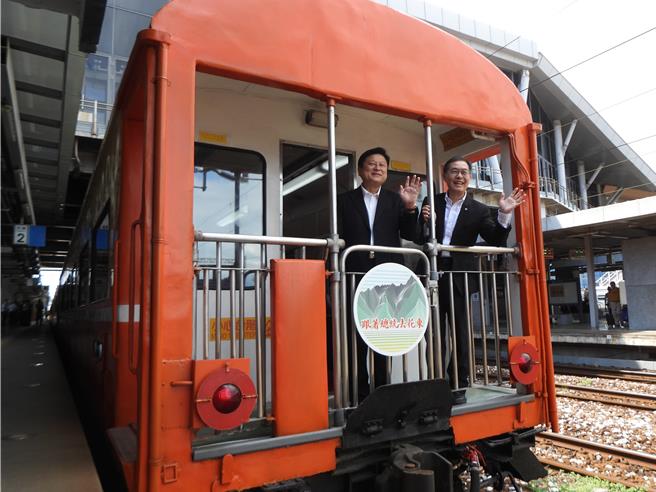 台鐵總統花車今天從花蓮站首發，立委傅崐萁（左）在台鐵公司總經理馮輝昇（右）陪同下，參觀總統花車的內裝，並在車尾和車廂合影留念。（羅亦晽攝）
