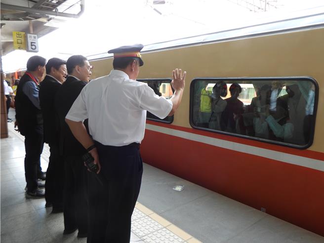 台鐵總統花車今天從花蓮站首發，台鐵人員也特別在月台與乘客揮手，祝福大家有個美好的旅程。（羅亦晽攝）