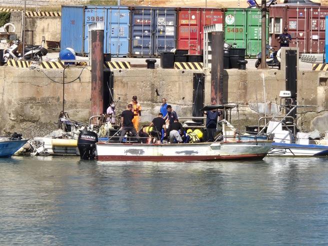 警消将钓客救起。（民眾提供）