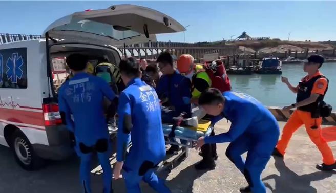 警消将钓客救起，送医急救。（金门岸巡队提供）