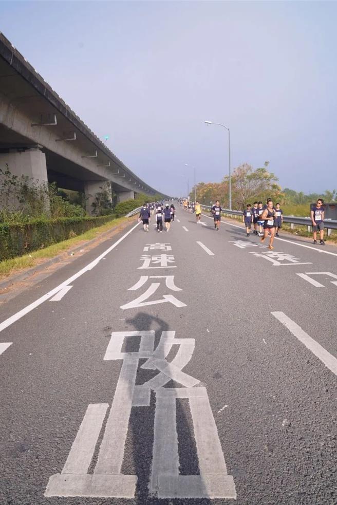 跑友們跑上國道6號。（埔里鎮公所提供／李京昇南投傳真）