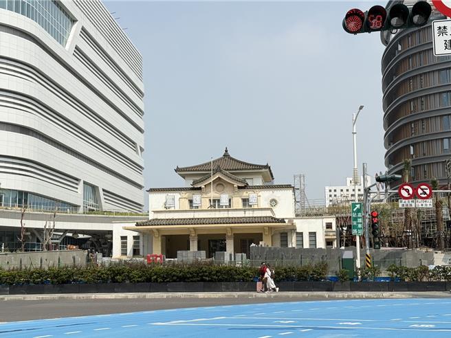 今日（13）上午10时18分左右，高雄车站突然跳电，站务人员表示，疑似是因为台电瞬间断电，导致车站的所有配电失效。（纪爰摄）