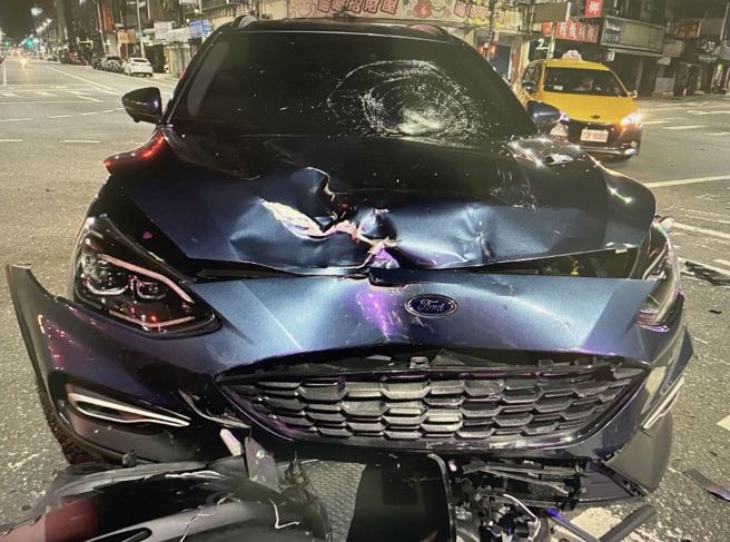 陳男的轎車嚴重毀損。（圖 / 劉詠韻翻攝）