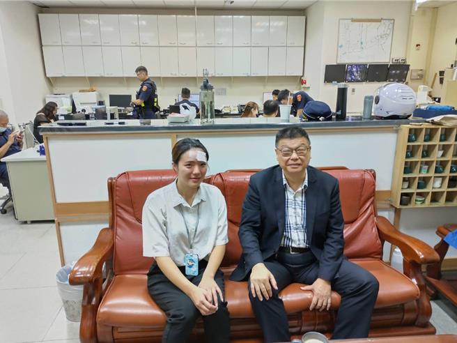 台中售票員（左）眉角被打中，造成浮腫，台鐵董事長杜微（右）上午關心案情。（圖／台鐵提供）