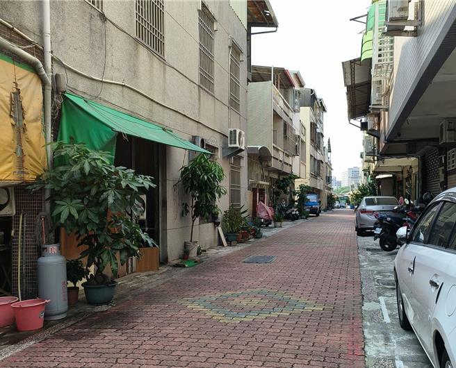 台南市东区传出有精神不稳男子连续犯下殴母、车祸肇逃与持刀袭警，遭强制送医，引发男子住处的附近社区居民恐慌，担心他出院回家形同不定时炸弹，但传出该男住院3天后身亡。（程炳璋摄）