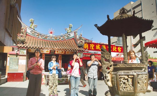 許多人會到台北霞海城隍廟拜月老、求姻緣。（資料照）