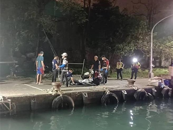 高雄港中興漁港今晨傳出有老婦落水，港務警察與消防人員趕到，將她救起後急救送醫不治。（民眾提供／郭良傑高雄傳真）